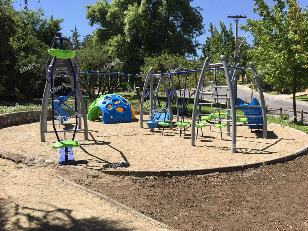 outdoor children climbing-1